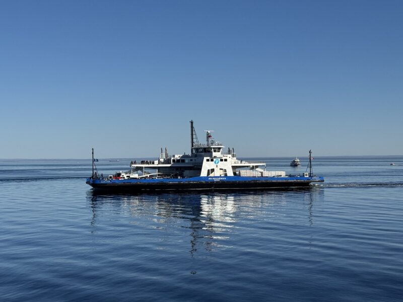 Le traversier Jos-Deschênes II, l'un des navires qui traverse la rivière Saguenay à Tadoussac