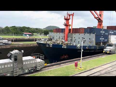 Écluses de Miraflores (canal de Panama) : passage d&#039;un cargo de CMA CGM 🚢🇵🇦 [Panama, Amérique]